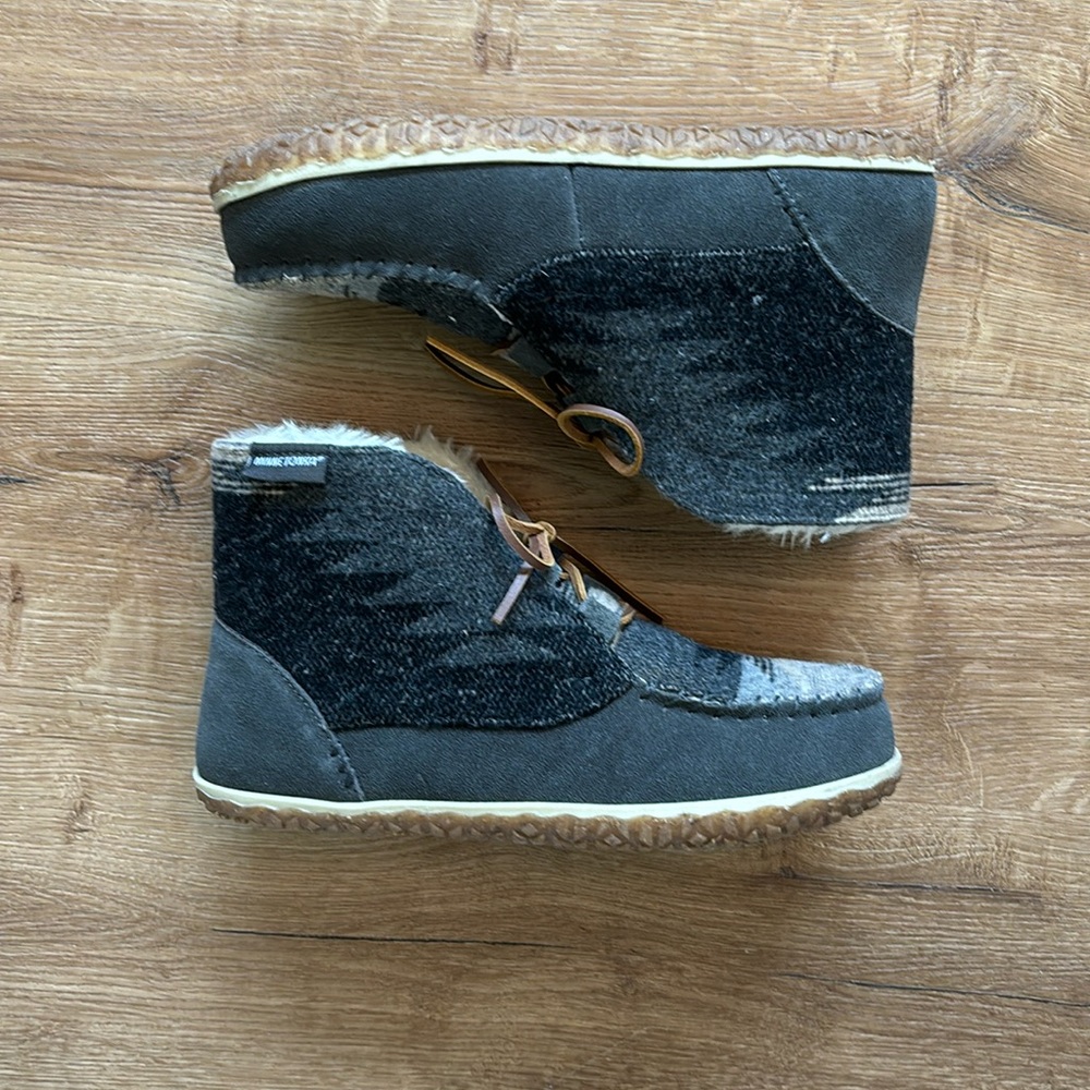 Minnetonka Torrey Slippers size 10